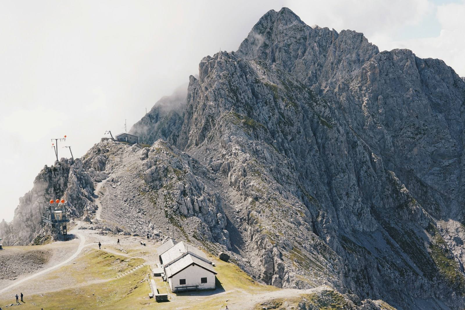 Bergstation und Gipfel der Innsbrucker Nordkette in Tirol
