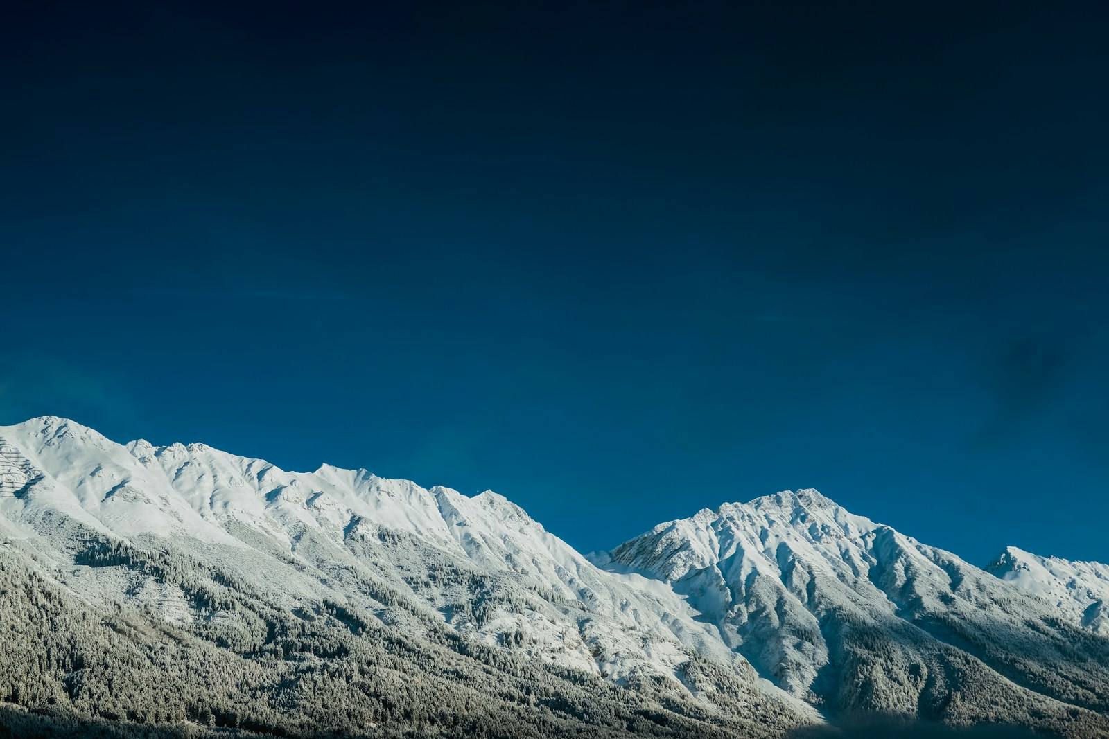 Verschneite Gipfel der Nordkette über Innsbruck